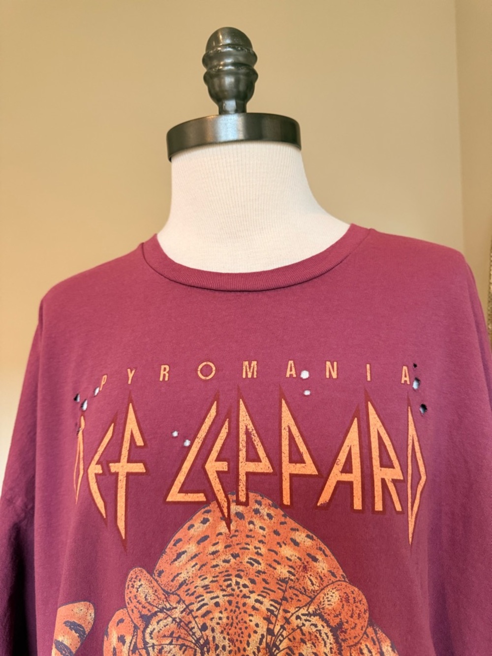 Urban Outfitters Maroon Def Leppard Graphic Tee with Orange Accent - Picture 6 of 8